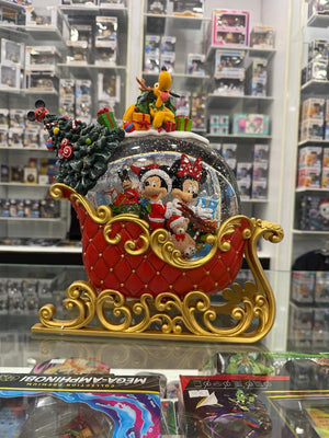 Disney – Traîneau de Noël Mickey & Friends avec Boule à Neige et Paillettes | (Exclusive Costco)